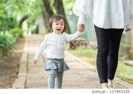 手を繋いで散歩する親子 手を繋いで散歩する親子 117443136