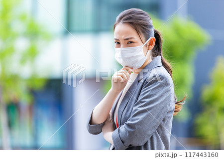 マスクをして体調が悪そうなビジネスウーマン マスクをして体調が悪そうなビジネスウーマン 117443160