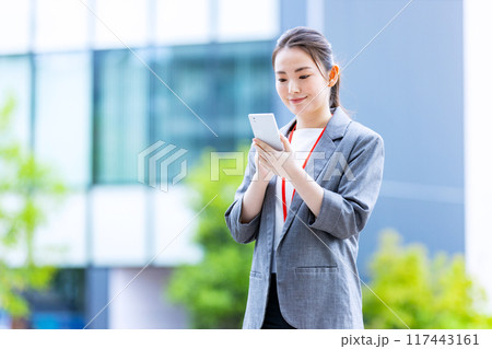スマホを持つビジネスウーマン 117443161