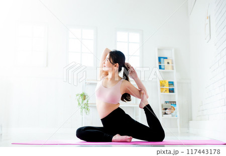 ヨガをする女性 117443178