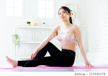 ヨガをする女性 117443179