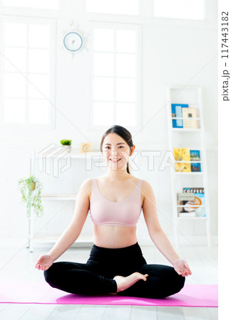 ヨガをする女性 117443182