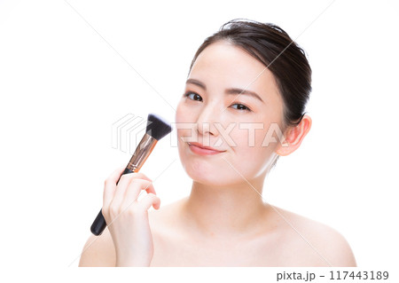 メイクアップをする女性 メイクアップをする女性 117443189