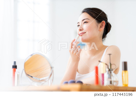 化粧をする若い女性 117443196