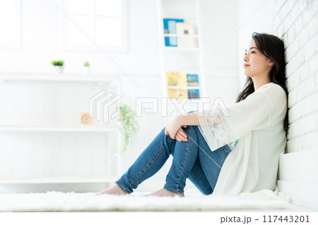 床に座る女性 ポートレート 床に座る女性 ポートレート 117443201