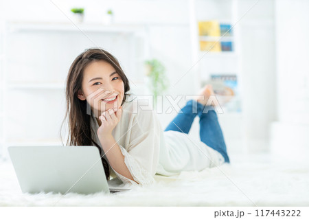 部屋でパソコンを見る女性 部屋でパソコンを見る女性 117443222