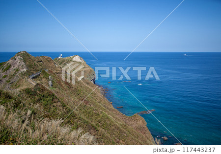 積丹半島｜神威岬へ続く「チャレンカの小道」からの眺望、積丹ブルーに染まり絶景です　 117443237