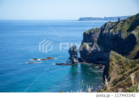 積丹半島｜神威岬へ続く「チャレンカの小道」からの眺望、積丹ブルーに染まり絶景です　 117443242