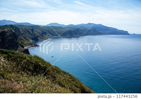 積丹半島|神威岬へ続く「チャレンカの小道」からの眺望、積丹ブルーに染まり絶景です 積丹半島|神威岬へ続く「チャレンカの小道」からの眺望、積丹ブルーに染まり絶景です 117443256