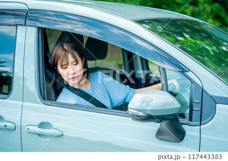 車をこすった女性 車を運転中の女性 ドライブに行く女性 車をこすった女性 車を運転中の女性 ドライブに行く女性 117443383