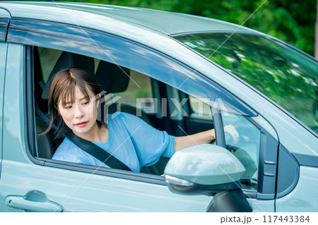 車をこすった女性　車を運転中の女性　ドライブに行く女性 117443384