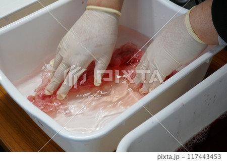 椿による染め物の染め行程風景 椿による染め物の染め行程風景 117443453