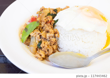 おいしいタイ料理のガパオライス 117443462