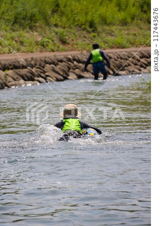 川遊びの人気スポット都幾川の清流で遊ぶ少年 117443676