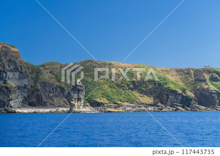 与那国絶景 シュノーケルボートから見た立神岩 117443735