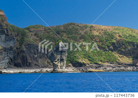 与那国絶景 シュノーケルボートから見た立神岩 117443736