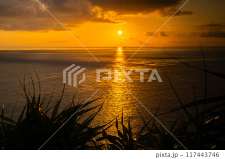 与那国絶景 日本最西端の碑から見た夕日 117443746