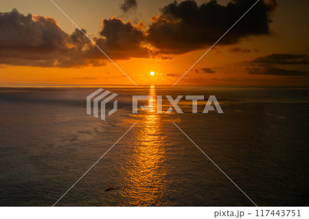 与那国絶景 日本最西端の碑から見た夕日 117443751