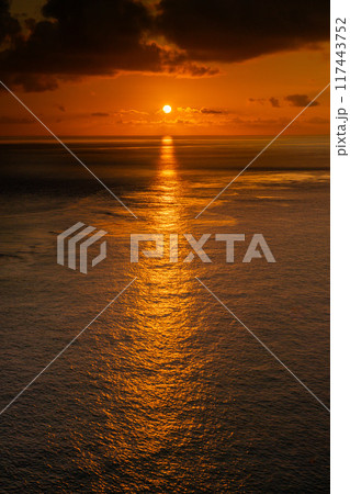 与那国絶景 日本最西端の碑から見た夕日 117443752