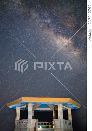 天の川が輝く与那国島の夜空 117443760