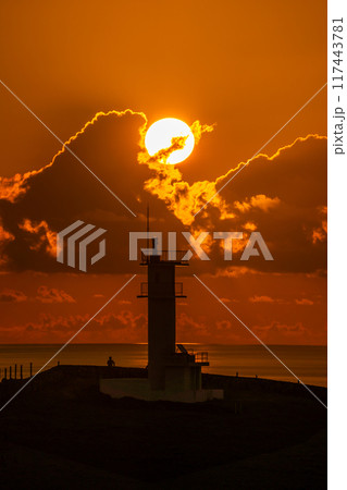 与那国絶景・東崎灯台の日の出 117443781