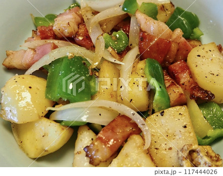 厚切りベーコンのジャーマン炒め、妻の手作り家庭料理、家庭で楽しむ夕ご飯、幸せ家族 117444026