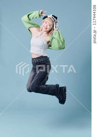 ジャンプする女性 117444386