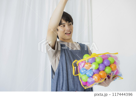 おもちゃを持つ保育士の男性 117444396
