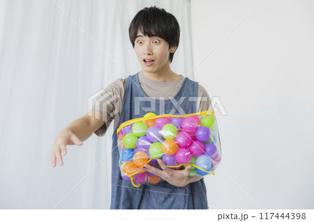 おもちゃを持つ保育士の男性 117444398