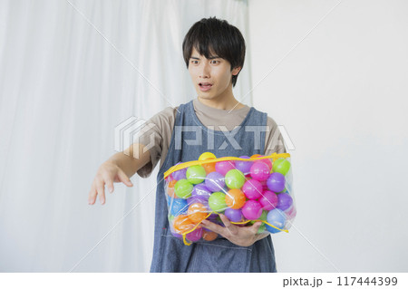 おもちゃを持つ保育士の男性 117444399