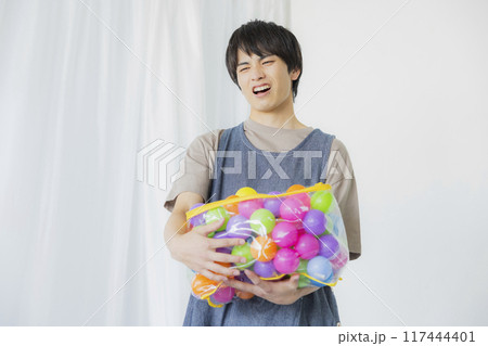 おもちゃを持つ保育士の男性 117444401