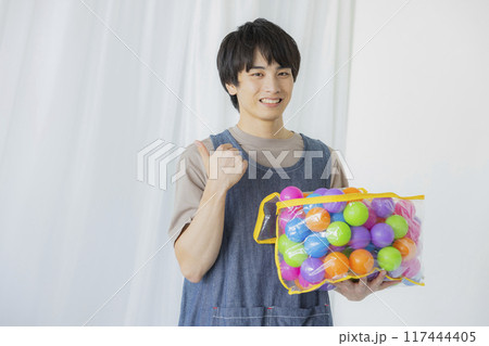 おもちゃを持つ保育士の男性 117444405