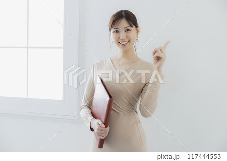 ファイルを持つビジネスウーマン　 117444553