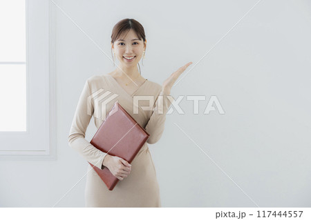ファイルを持つビジネスウーマン ファイルを持つビジネスウーマン 117444557