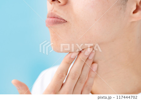 顎を触る男性　剃り残し　髭 117444702