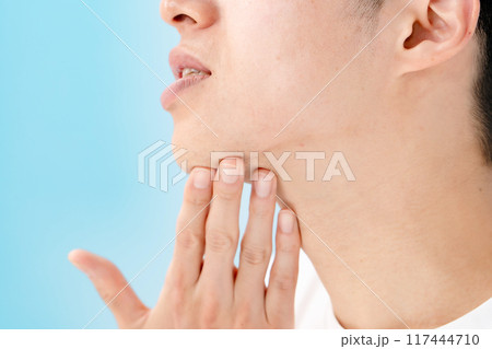 顎を触る男性　剃り残し　髭 117444710