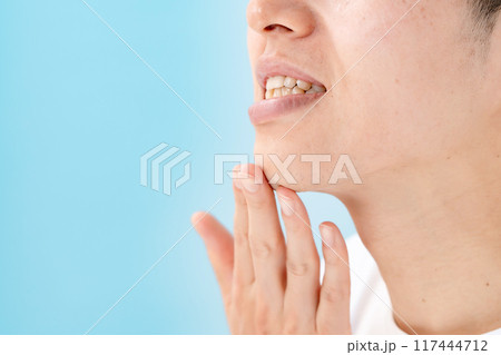 顎を触る男性 剃り残し 髭 顎を触る男性 剃り残し 髭 117444712