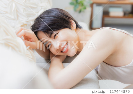 ショートヘアの女性のビューティイメージ ショートヘアの女性のビューティイメージ 117444879