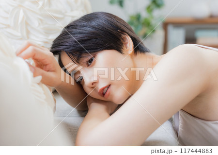 ショートヘアの女性のビューティイメージ ショートヘアの女性のビューティイメージ 117444883