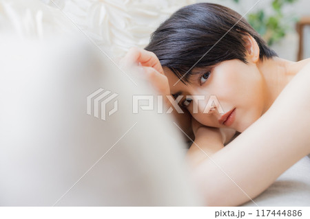 ショートヘアの女性のビューティイメージ　　 117444886