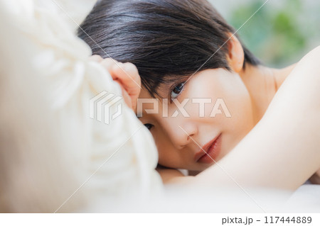 ショートヘアの女性のビューティイメージ　　 117444889