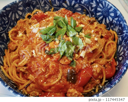 トマトパスタ、妻の手作り家庭料理、家庭で楽しむ夕ご飯、幸せ家族 トマトパスタ、妻の手作り家庭料理、家庭で楽しむ夕ご飯、幸せ家族 117445347