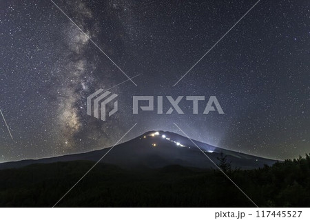 富士山登山道から登山者の光跡と富士山頂にそびえたつ天の川 富士山登山道から登山者の光跡と富士山頂にそびえたつ天の川 117445527