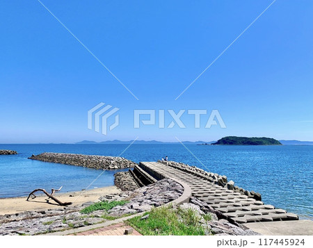 渥美半島の眺望と梶島と突堤［吉良ワイキキビーチ宮崎海水浴場/愛知県西尾市］ 117445924