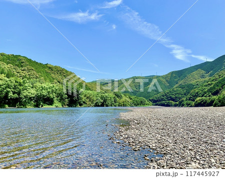 五月晴れの青空と新緑が映える勝間沈下橋上流〈四万十川/高知県四万十市〉 五月晴れの青空と新緑が映える勝間沈下橋上流〈四万十川/高知県四万十市〉 117445927