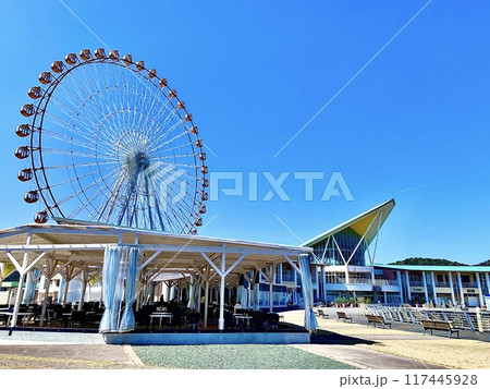 青空に映える大きな観覧車と魚太郎浜焼きバーベキュー ラグーナ蒲郡店〈ラグーナテンボス/愛知県蒲郡市〉 117445928
