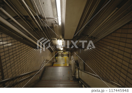 地下鉄駅の階段 地下鉄駅の階段 117445948
