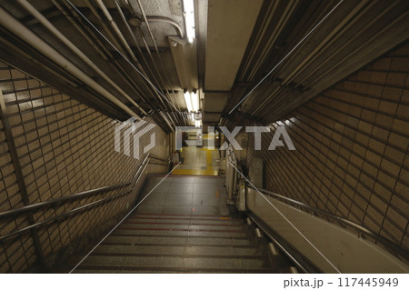 地下鉄駅の階段 地下鉄駅の階段 117445949