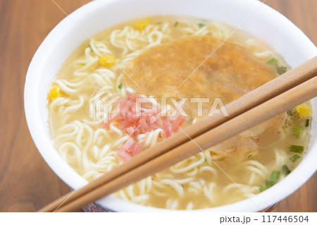 おいしいカップラーメンのとんこつラーメン おいしいカップラーメンのとんこつラーメン 117446504