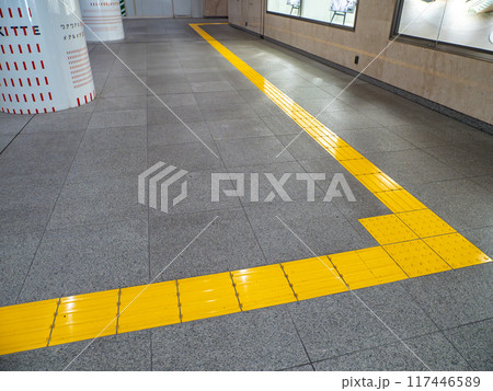 地下歩行空間の点字ブロック設置例 117446589